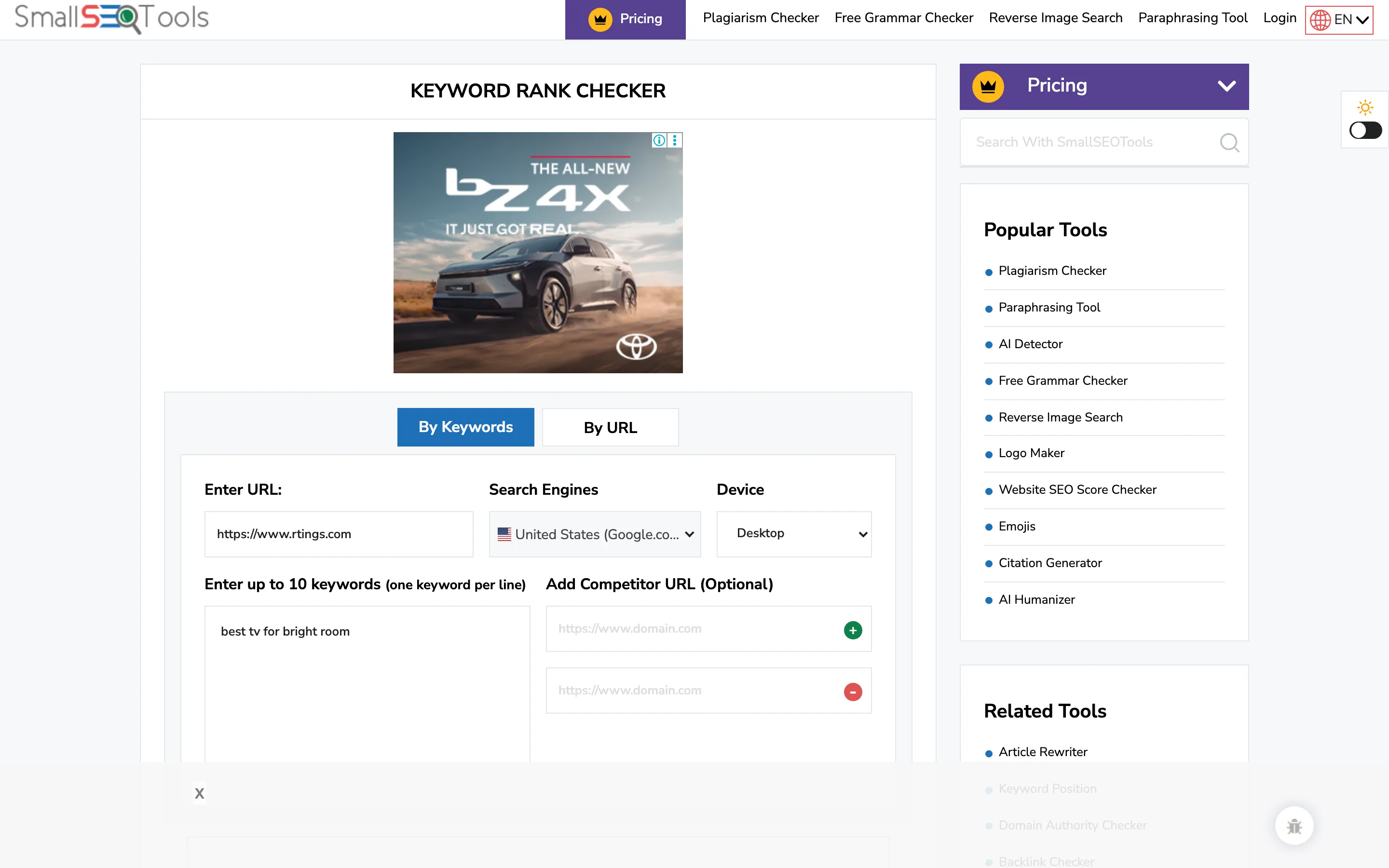 Инструмент Keyword Position от SmallSEOTools: поле URL со значением "https://www.rtings.com", поле ключевых слов со значением "best tv for bright room" и два необязательных поля доменов конкурентов.