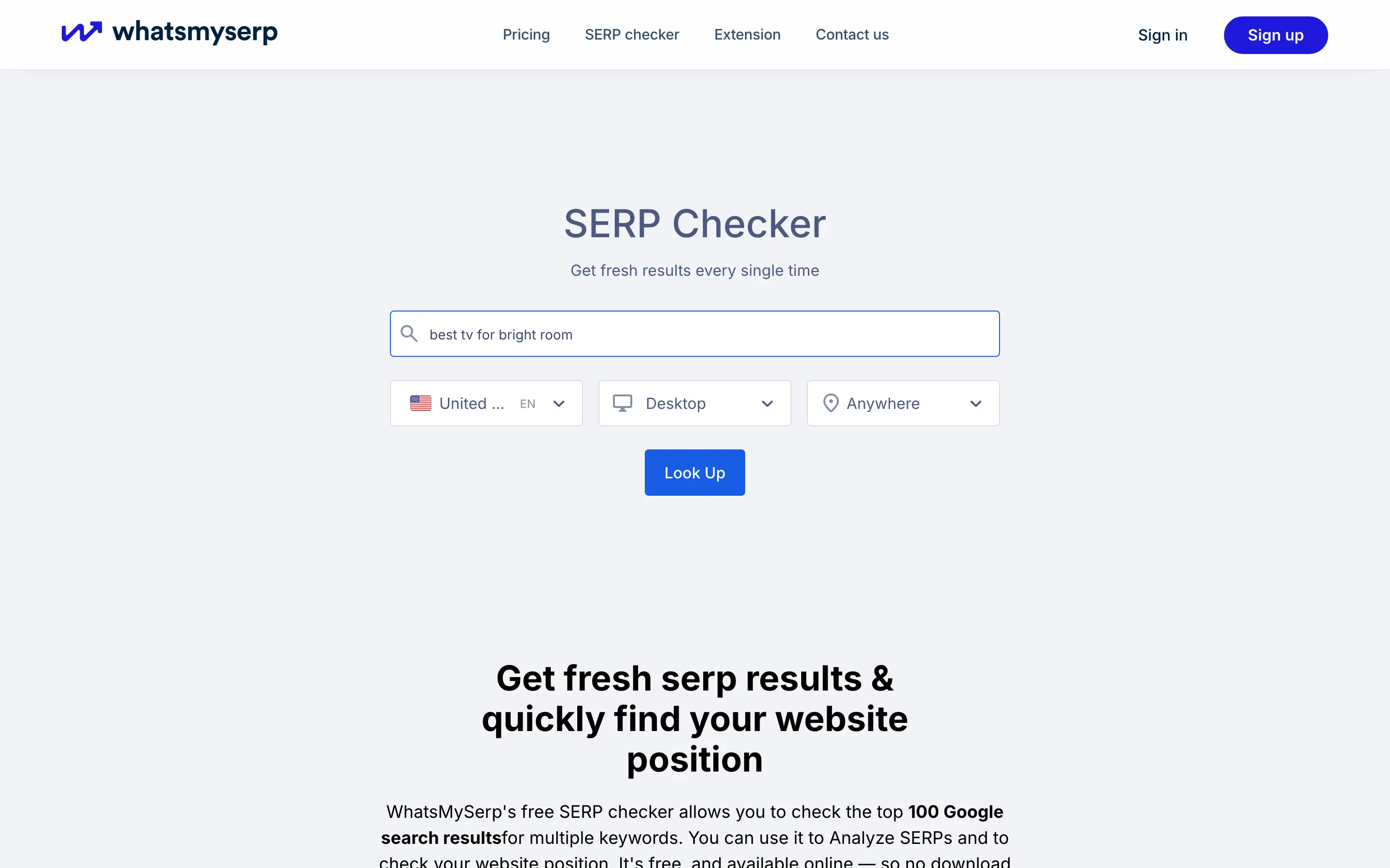 Панель SERP Checker в WhatsMySERP: поле ключевого слова со значением "best tv for bright room", за ним четыре отдельных элемента управления, United States, EN, Desktop и Anywhere, и кнопка Look Up.