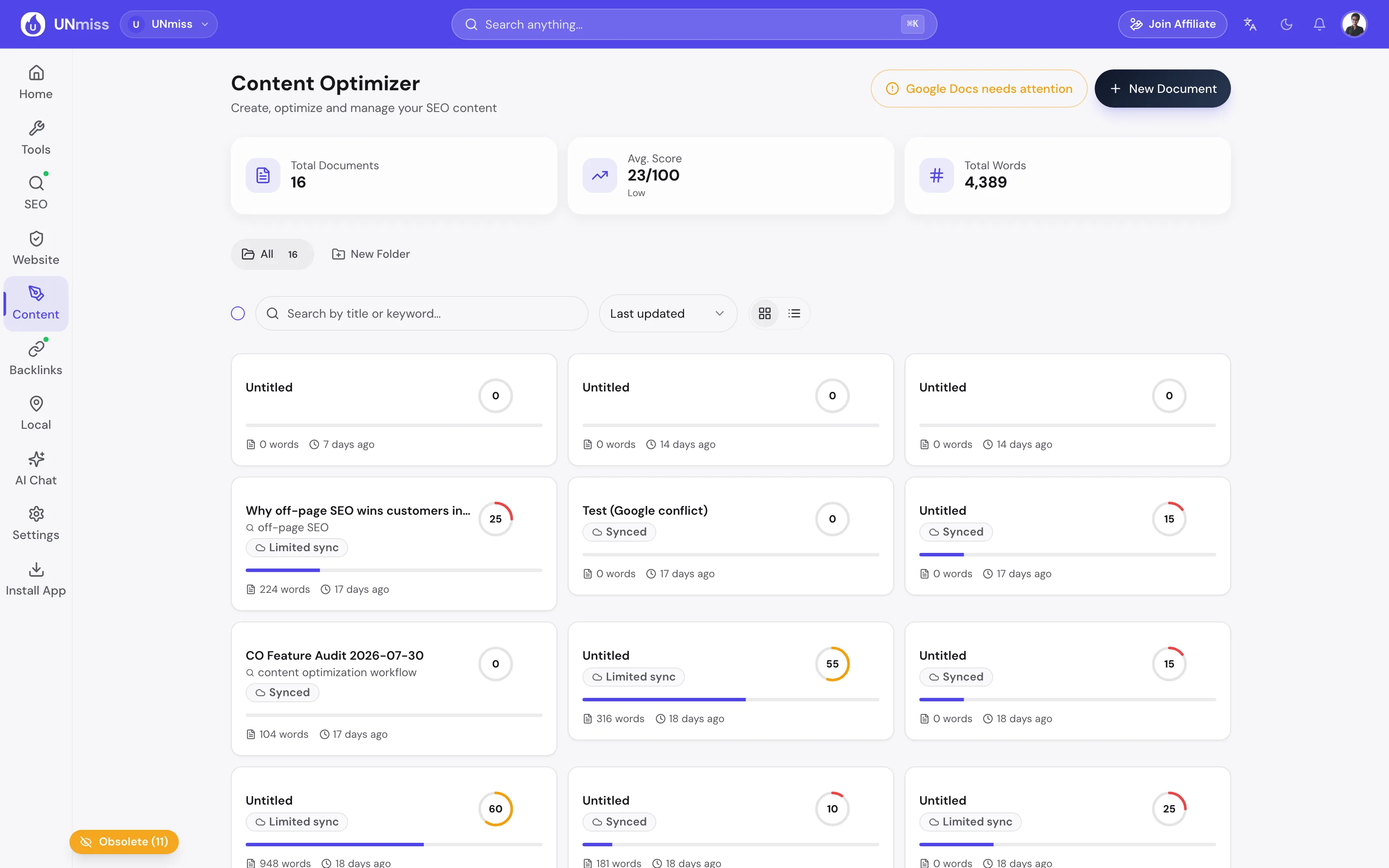 Библиотека документов Content Optimizer в залогиненном виде: 16 документов всего, средний балл 23 из 100, 4,389 слов всего, кнопка New Document, управление папками и список сохранённых документов с баллами, числом слов и статусом синхронизации у каждого.